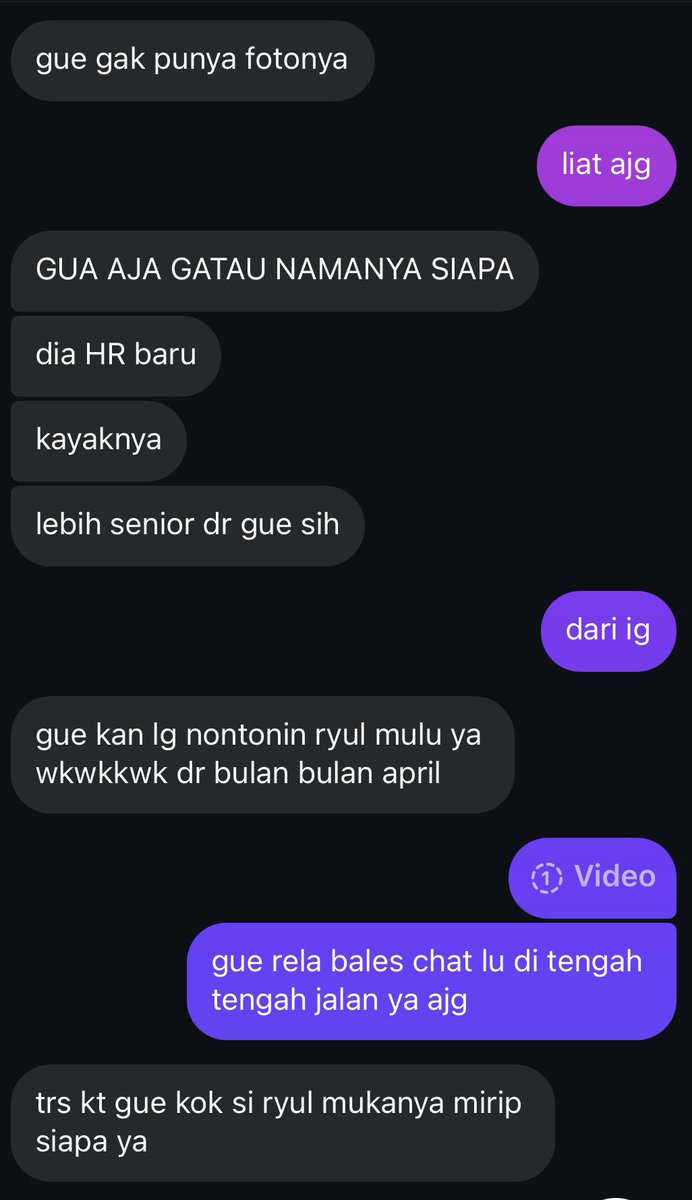 ohyoulic's tweet photo. DI KANTOR TEMEN GUE ADA YG MIRIP RYUL😭😭😭😭 aduh ryul anak HR….. macam gambaran ryul lelaki matang di au au😭😭😭 https://t.co/U3w8fzlnuZ