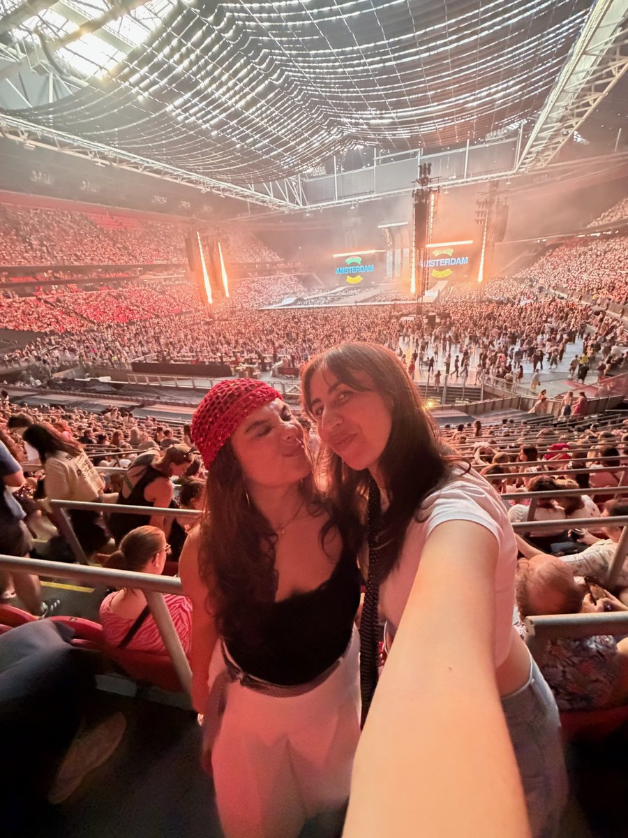 martiblu_'s tweet photo. hey @HSHQ I’d love being photographer for the night today!! came all the way from Spain just for tonight with my friend Lourdes!! This is my first ever concert in Wembley so I’ll love the memory, we will be south standing giving our all🪩♥️ https://t.co/ptrZVwbum9