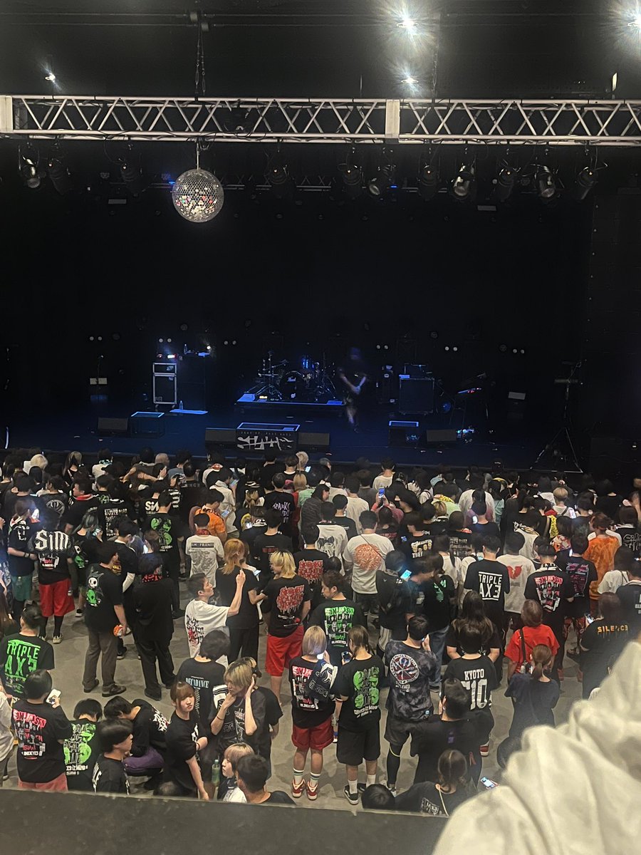 rin_hima's tweet photo. 初　SiM 
2階からの参戦　
聴きたかった曲がリアルで聞けて、ブチ上がり〜   🔥
1階は大変な事になってたょ💦 https://t.co/lQYaVA2olc