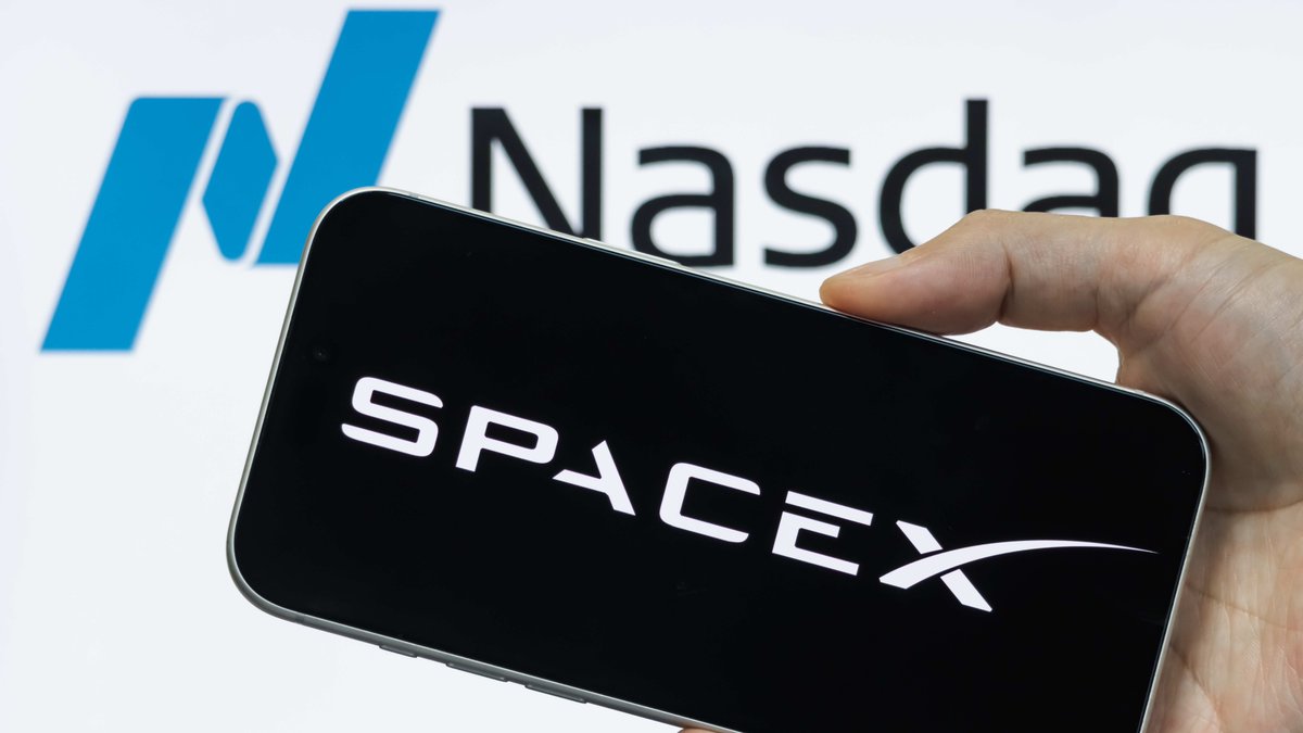 invest's tweet photo. #SpaceX listed on #Nasdaq today — and simultaneously went live on #Solana as a tokenized stock called $SPCX.

Investor demand hit $250B against a $75B raise. The IPO was 3.5x oversubscribed before a single share traded publicly.

Any investor, anywhere in the world, can now hold a SpaceX share outside a traditional brokerage — starting day one.