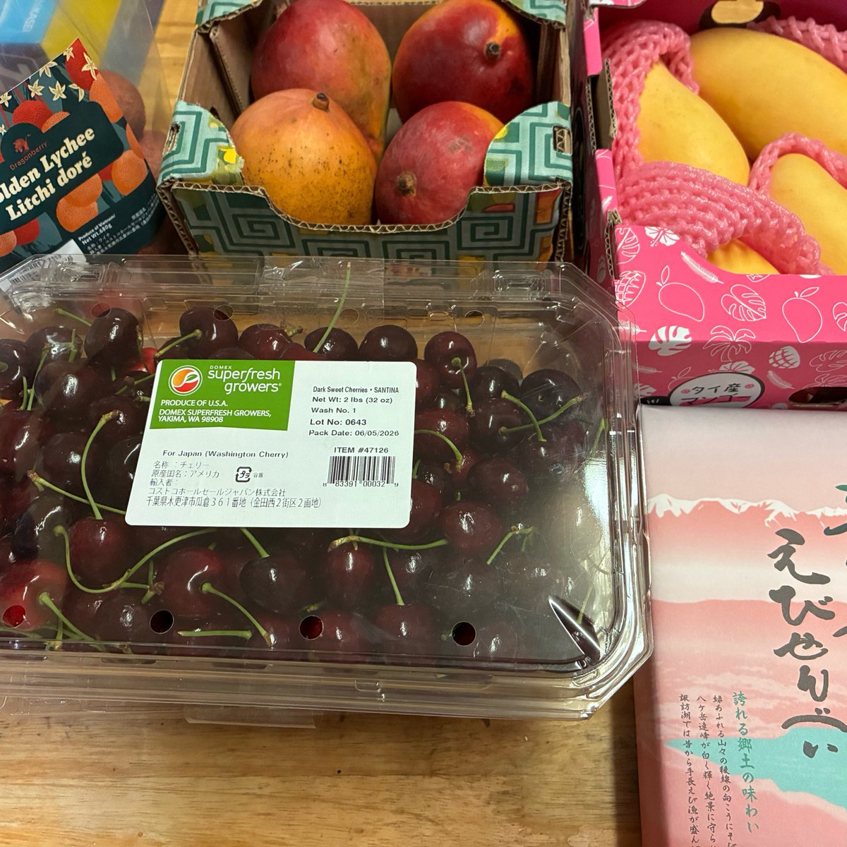 17black_uron's tweet photo. これで仕事頑張るんだ…

左上からライチ、アップルマンゴー、マンゴー、アメリカンチェリー（重ねてて分かりずらいけど二箱）、えびせん
まいさんありがとう✨🙏 https://t.co/7uDVw5n3Ck