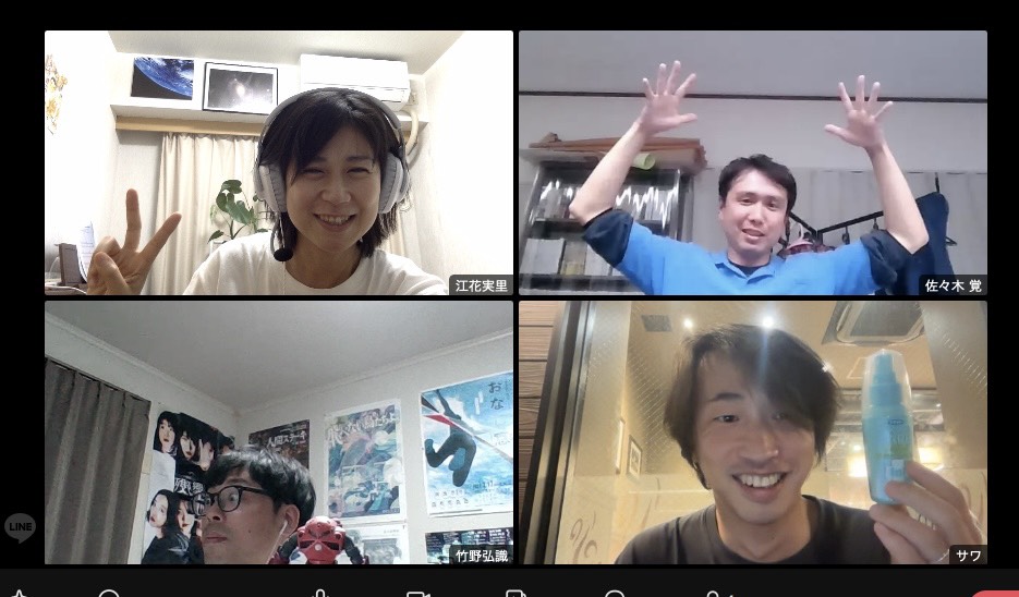 fuwakuse's tweet photo. 夕暮れのうたオンライン稽古。
三姉弟、それぞれの人生の過ごし方がありますよね。同じ家で育って、離れて過ごして行く。三人が一緒に暮らした家に戻ることはあるのかなあ、なんて思いながら稽古していました。夕暮れのうた、面白いですよ。短編集、観に来てください！

https://t.co/ZE2b2dU72y https://t.co/6iKWZMpMIk