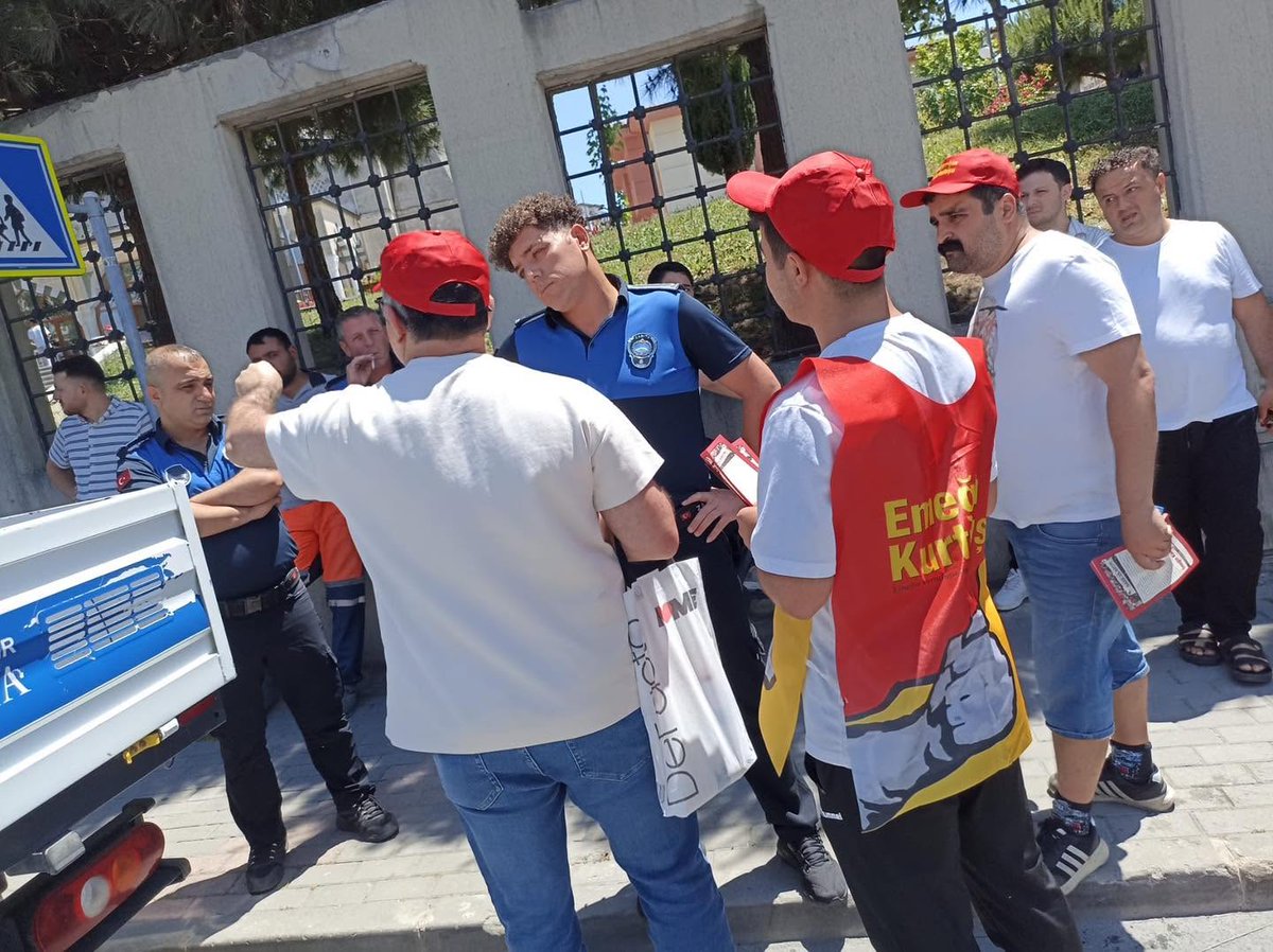 EKurtulusu's tweet photo. Başakşehir’de “NATO Defol”  bildirilerinin dağıtımı Başakşehir zabıtası tarafından engellenmek istendi. Dağıtımın kararlılıkla sürdürülmesinin ardından 2 sınıf devrimcisi gözaltına alındı.
Baskı ve engellemelere rağmen "Haydutlar zirvesine geçit yok!" demeye devam edeceğiz! https://t.co/DVifOmoxuW