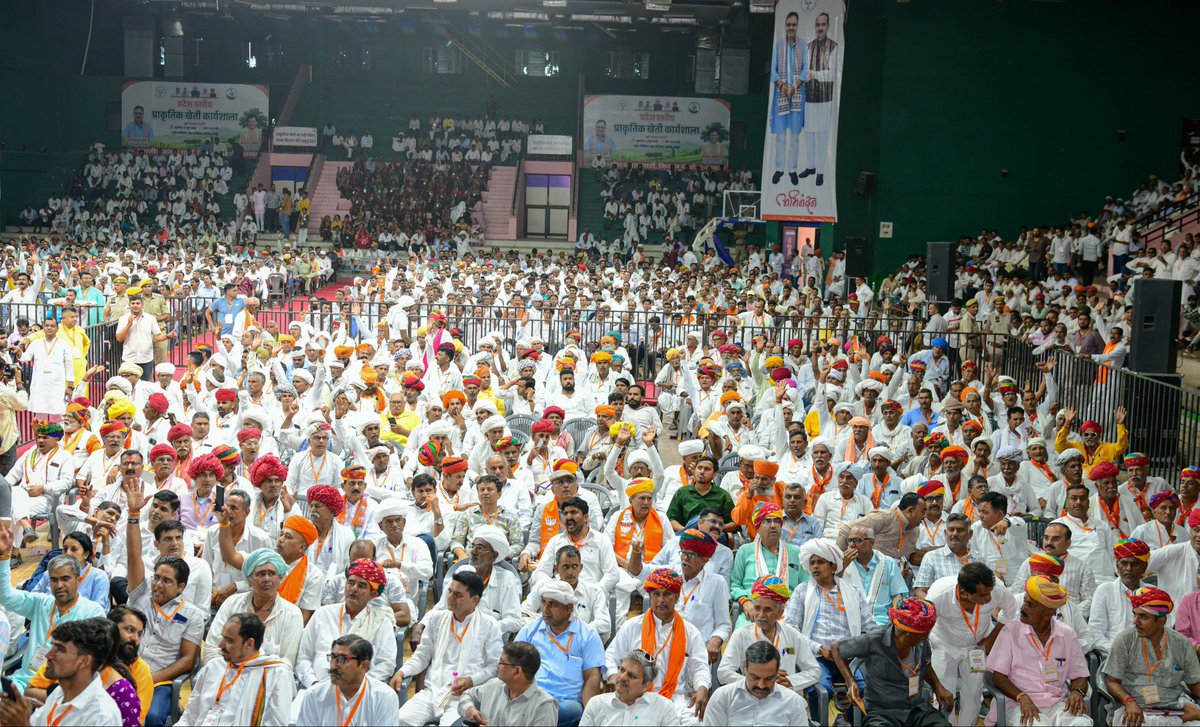 ADevvrat's tweet photo. राजस्थान के जयपुर में भाजपा किसान मोर्चा द्वारा आयोजित प्रदेश स्तरीय प्राकृतिक खेती कार्यशाला में सम्मिलित होने का सौभाग्य मिला। यहां के अन्नदाता किसान भाइयों और बहनों का उत्साह देखकर मन प्रसन्न हो गया।

इस अवसर पर राजस्थान के राज्यपाल श्री हरिभाऊ किशनराव बागड़े जी, मुख्यमंत्री श्री भजनलाल शर्मा जी, केंद्रीय कृषि राज्यमंत्री श्री भगीरथ चौधरी जी, उप मुख्यमंत्री डॉ. प्रेमचंद बैरवा जी तथा किसान मोर्चा के पदाधिकारिगण उपस्थित रहे।

प्रधानमंत्री श्री नरेन्द्र मोदी जी का संकल्प है कि भारत का किसान आत्मनिर्भर हो और देश की धरती रासायनिक जहर से मुक्त हो। उसी संकल्प को धरातल पर उतारने के लिए हम निरंतर कार्य कर रहे हैं।

पैदावार की अंधी दौड़ में रसायनों का अत्यधिक उपयोग हमारी धरती को बंजर बना रहा है। आज रासायनिक खाद और कीटनाशकों के कारण न केवल मिट्टी की उर्वरता नष्ट हुई है, बल्कि कैंसर जैसी जानलेवा बीमारियां भी हमारे परिवारों में प्रवेश कर चुकी हैं।

अक्सर यह भ्रम फैलाया जाता है कि प्राकृतिक खेती से उत्पादन कम हो जाता है, जो पूरी तरह निराधार है। कुरुक्षेत्र स्थित गुरुकुल में 180 एकड़ में हो रही प्राकृतिक कृषि ने यह सिद्ध किया है कि बिना यूरिया-डीएपी के भी इस प्रद्धति में रासायनिक खेती से अधिक उत्पादन मिलता है। यह शून्य-लागत खेती किसान को कर्जमुक्त और समृद्ध बनाने का एकमात्र रास्ता है।

क्या हम आने वाली पीढ़ी को जहरीला अनाज और बंजर भूमि देकर जाएंगे? बिलकुल नही। यह समय की मांग है कि हम अपनी परंपरागत कृषि पद्धतियों की ओर लौटें और स्वस्थ भारत का निर्माण करने में सहयोगी बनें।

किसान पूरी मानवता का पेट भरता है, वह राजाओं का राजा है। जब वह गौ-आधारित खेती अपनाएगा, तभी असली समृद्धि आएगी।

राजस्थान के अन्नदाताओं का उत्साह यह दर्शाता है कि हम सही दिशा में बढ़ रहे हैं। आइए, प्रधानमंत्री जी के आह्वान को शिरोधार्य करें और अपनी धरती माता को पुनः उपजाऊ और हरा-भरा बनाएं।