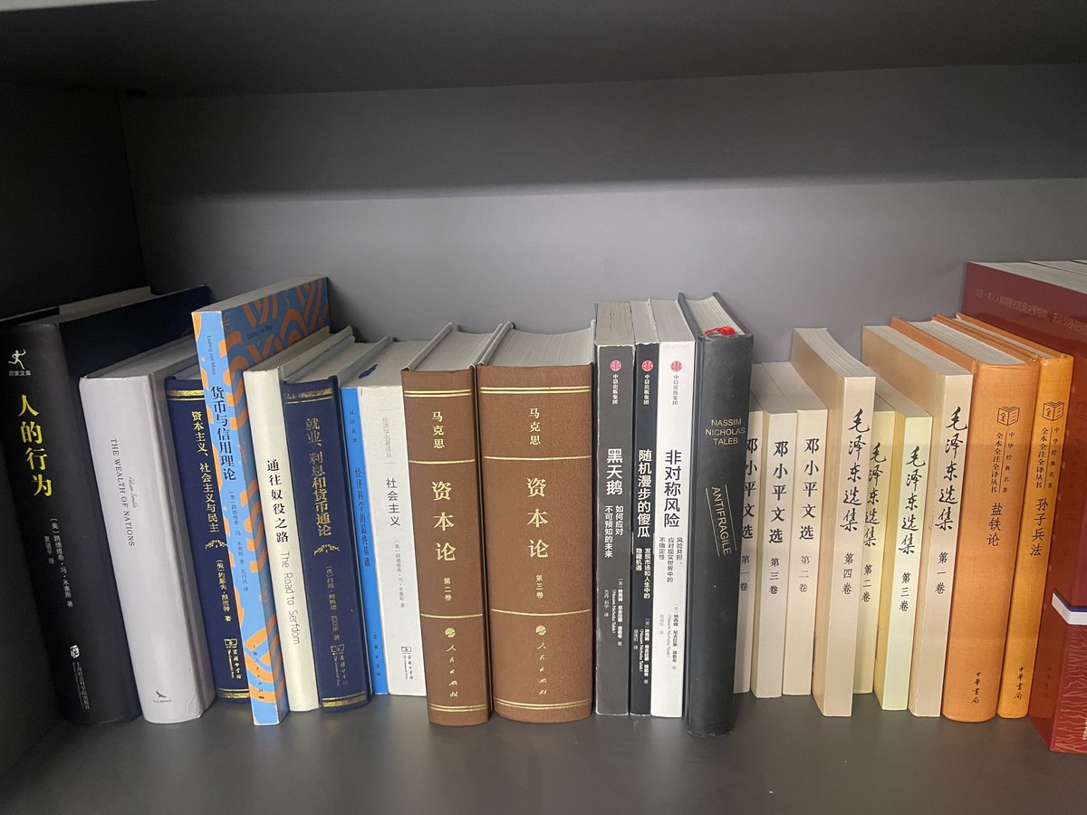 amauni667's tweet photo. 多数人的思想和人格都充斥着傻篮子的底色，而且傻篮子的底色不会因为你智商多高、读了名校、拥有什么亮眼的title而改变。

多数人缺乏独立思考、理性分析判断的能力，对于他们来说，声音大的才是对的，而是否符合逻辑、是否顺应事物的发展规律并不重要。

所以世界上会有：

各样狂热的信徒；
像哥白尼和布鲁诺这样指出真相拥抱真理却被无数人围攻的悲情英雄；
市场顶峰的癫狂和底部的绝望；

这一切的根本原因就是世界上有太多的傻篮子。

阿马一直在朝着“避免成为傻篮子”这个方向努力：

1.基本不看任何群聊，避免垃圾信息污染大脑；

2.不用抖音、小红书等成瘾的社交媒体，避免垃圾思想污染大脑；

3.只把ai当作生产力工具，让其完成执行性的任务，避免让其过多代替我思考；Ai时代中，精神污染和思想同化会越来越严重，会造就越来越多的傻篮子；

4.阅读经济、社会、历史等领域优质的原著，优化自己的认知和决策框架；你每天花几小时看kol们傻嗨，阿马每天花几小时和凯恩斯 马克思 米塞斯对话，几年后你变傻篮子的概率一定比阿马大；

5.每天吃两颗鸡蛋，补充蛋白，培养男子气概，提升自信，拥有藐视一切的心气，有利于独立思考和决策；

他人即地狱。当你将你的自我价值完全交给他人来定义、不敢承担责任和风险做自由自我的选择时，你这一生都会被无数隐形的牢笼所束缚。

别当傻篮子，远离傻篮子。