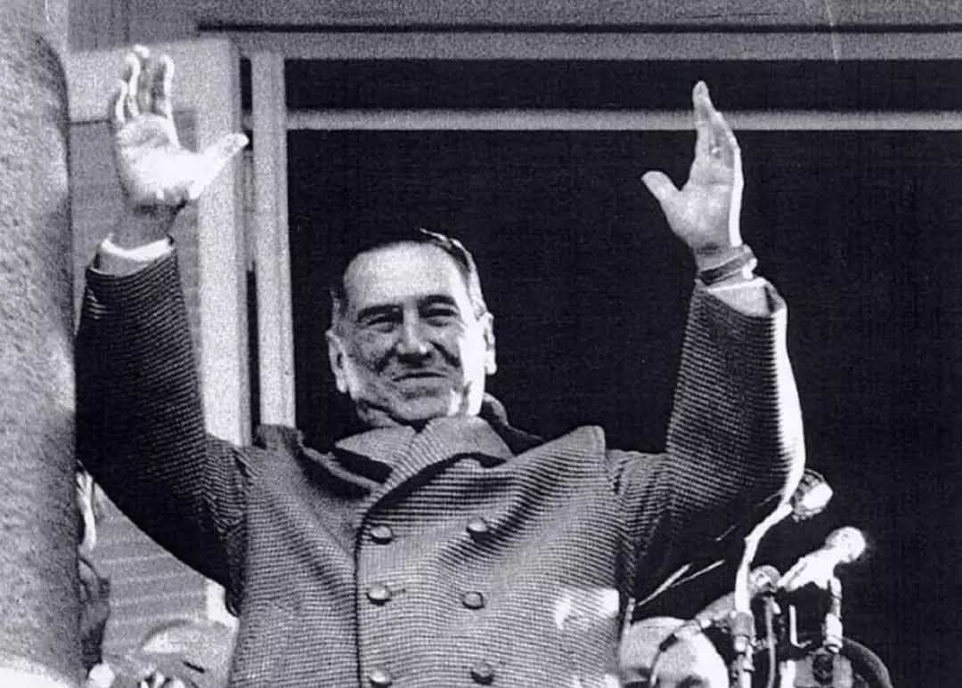 CASTIGLIONILUC's tweet photo. @Gatosylvestre @Radio10 Buen dia Gato y equipo, un emotivo discurso dirigido desde el mítico balcón de la Casa Rosada, el presidente Juan Domingo Perón se dirige por última vez a miles de seguidores, que en su gran mayoría habían concurrido en forma espontánea a manifestarle su apoyo.

12 JUNIO (1974) https://t.co/x4FOI8yUdd