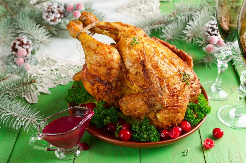 RAZOR_stopro's tweet photo. Christmas Eve feast alert! Roast turkey, spiced cranberry sauce u0026 warm mulled wine await you tonight. Grab your loved ones and savor the cozy holiday vibe! #ChristmasFeast #HolidayEats， https://t.co/t7GPhhhyUG