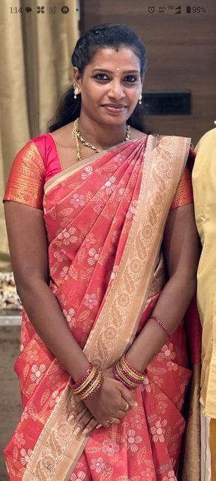 priyaareddy_5's tweet photo. naan unggaludanoa allathu yen kanavarudanoa iruppathaip paarkka virumbukireergalaa? https://t.co/QAOsjcznK4