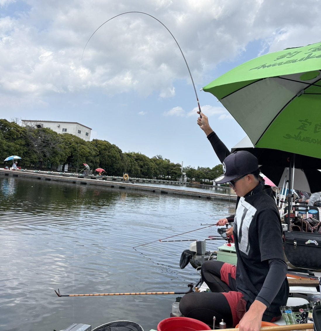 NF_musashi's tweet photo. 椎の木湖フライデーオープン初参加！
悶絶しましたがデカいへら釣れて唐揚げも相変わらずの美味しさで大満足だったのでOKです👍️
#ヘラブナ釣り
#椎の木湖 https://t.co/W2nmFGOPjc