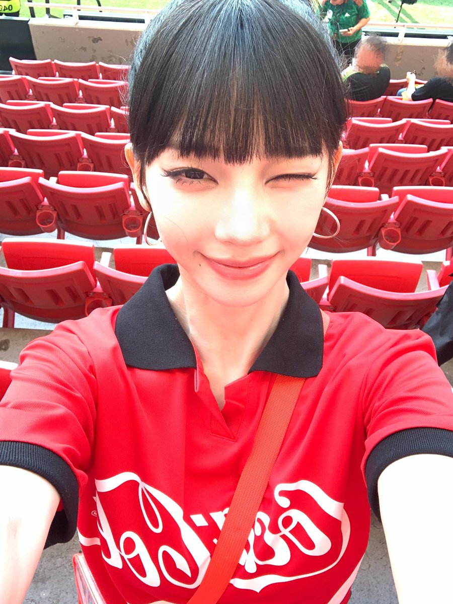 BEMYKARINA_TH's tweet photo. 💙💬260612 09.03pm KST
#คาริน่าบับเบิ้ล #คาริน่า

"เคล็ดลับการวิ้งก์ให้เก่ง ไปในที่ที่มีแสงแดดส่องถึง แล้วมันก็จะเป็นไปโดยอัตโนมัติเลยนะ อันนี้ข้อแรก ส่วนข้อสองก็หลับตาแล้วก็ลืมตาข้างเดียว อ่า หิวง่ะ.." https://t.co/OEDnDSHKqj