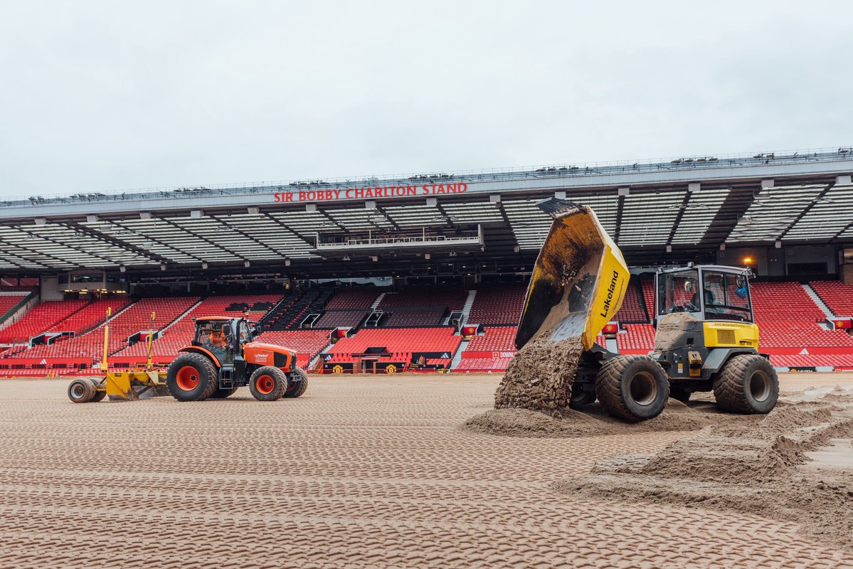 TuftyMUFC's tweet photo. The current state of the Old Trafford pitch over the last 2 days. #mufc https://t.co/uQ7vhvmRbl