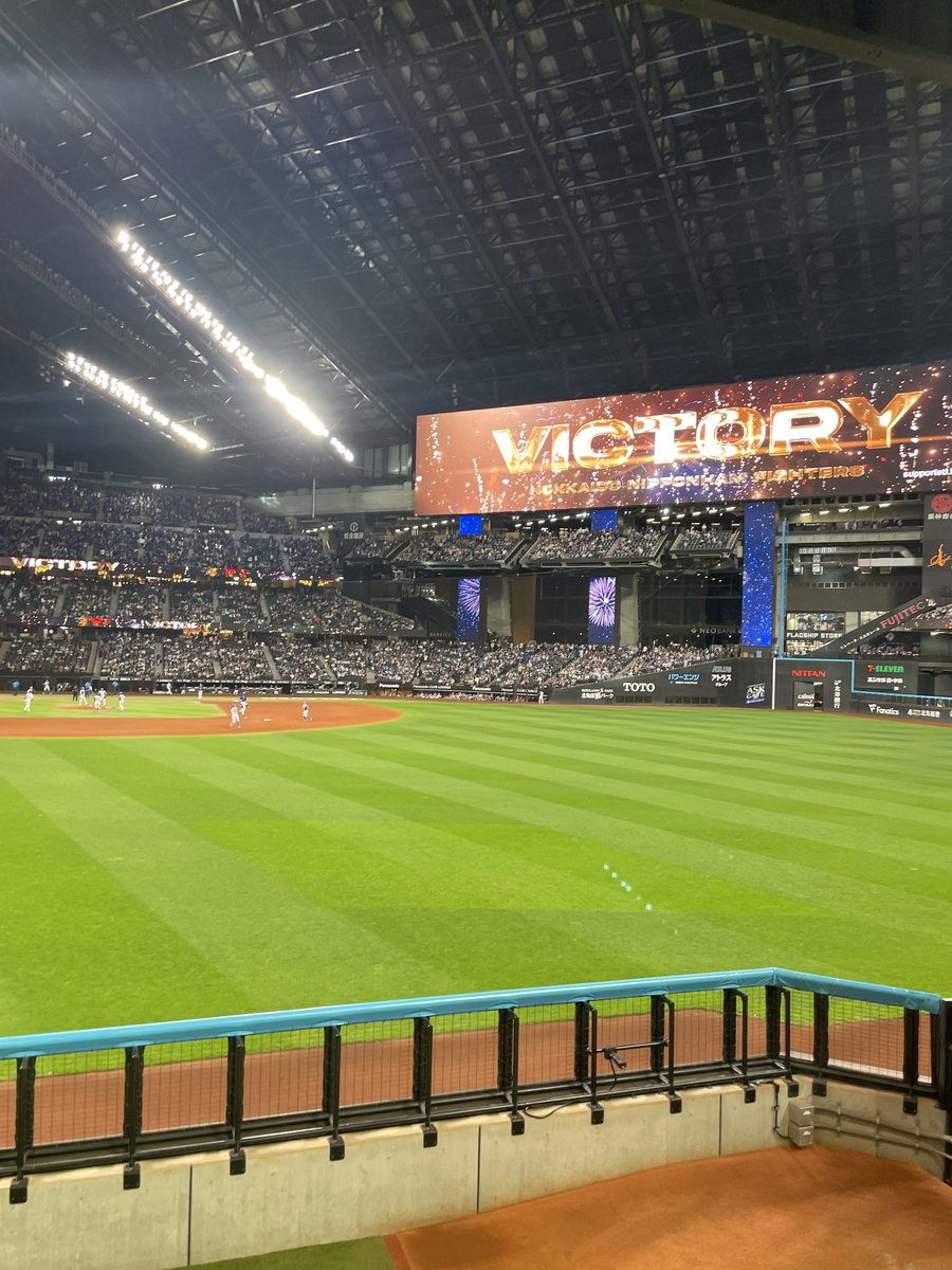 fightersling's tweet photo. 現地正真正銘の勝利😭😭😭😭😭😭 https://t.co/6WOUutBtvO