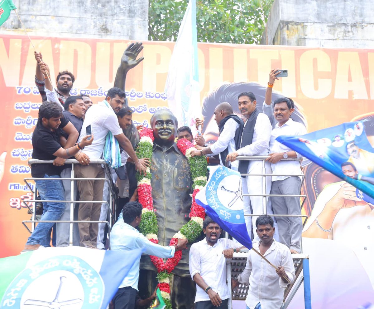 YSRCParty's tweet photo. చంద్రబాబు “వెన్నుపోటుకు రెండేళ్లు”నిరసన కార్యక్రమం.!

వై.యస్.ఆర్ కాంగ్రెస్ పార్టీ అధ్యక్షులు, మాజీ ముఖ్యమంత్రి వర్యులు శ్రీ వై.యస్ జగన్మోహన్ రెడ్డి గారి ఆదేశాల మేరకు, వై.యస్.ఆర్ కాంగ్రెస్ పార్టీ పల్నాడు జిల్లా అధ్యక్షులు శ్రీ పిన్నెల్లి రామకృష్ణారెడ్డి గారి ఆధ్వర్యంలో “చంద్రబాబు వెన్నుపోటుకు రెండేళ్లు” నిరసన కార్యక్రమం శ్రీశైలం రోడ్డులోని శ్రీ ఆంజనేయ స్వామి దేవాలయంలో నుండి బస్టాండ్ సెంటర్ లోని దివంగత మహానేత డాక్టర్ వై.యస్ రాజశేఖరరెడ్డి గారి విగ్రహం వరకు భారీ నిరసన కార్యక్రమం నిర్వహించారు..!!

ఈ కార్యక్రమంలో పల్నాడు జిల్లా నియోజకవర్గాల పరిశీలకుడు పూనూరు గౌతంరెడ్డి గారు, మాచర్ల నియోజకవర్గ పరిశీలకులు కొమ్మినేని వెంకటేశ్వర్లు గారు మరియు వై.యస్.ఆర్ కాంగ్రెస్ పార్టీ నాయకులు, ప్రజా ప్రతినిధులు, అనుబంధ విభాగాల అధ్యక్షులు, సభ్యులు, కార్యకర్తలు, అభిమానులు మరియు ప్రజలు పెద్ద సంఖ్యలో పాల్గొన్నారు.. 

ర్యాలీ అనంతరం పిన్నెల్లి రామకృష్ణారెడ్డి గారు మాట్లాడుతూ, ఎన్నికల సమయంలో కూటమి ప్రభుత్వం ఇచ్చిన హామీలను అమలు చేయడంలో పూర్తిగా విఫలమైందని, ప్రజలకు అన్యాయం చేస్తోందని విమర్శించారు. ఉమ్మడి మేనిఫెస్టో పేరుతో ప్రజలను నమ్మించి అధికారంలోకి వచ్చి, అనంతరం హామీలను విస్మరించడం ప్రజా విశ్వాసానికి చేసిన ద్రోహమని అన్నారు.

డీఎస్సీ నియామకాల విషయంలో సుమారు మూడు లక్షల మంది అభ్యర్థులకు తీవ్ర అన్యాయం జరిగిందని, పారదర్శకత లేకుండా తమకు అనుకూలమైన వారికే ఉద్యోగాలు కల్పించారని ఆరోపించారు. ఆరోగ్యశ్రీ పథకం కింద నెట్‌వర్క్ ఆసుపత్రులకు బకాయిలు చెల్లించకుండా, పేదలకు మెరుగైన వైద్య సేవలు అందకుండా చేస్తున్నారని విమర్శించారు. ఆరోగ్యశ్రీని ప్రజలకు ఉపయోగపడే పథకంగా కాకుండా “అనారోగ్యశ్రీ”గా మార్చిన ఘనత కూటమి ప్రభుత్వానికే చెందుతుందని ఎద్దేవా చేశారు.

#2YearsForCBNBackStabbing