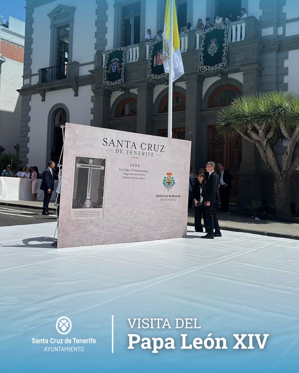 santacruz_ayto's tweet photo. El papa León XIV ya se encuentra en #SantaCruzdeTenerife. ✝️

Nuestro alcalde, @BermudezSCT, le entregó una réplica exacta de la cruz fundacional del municipio, una carta escrita por el alumnado del Colegio Hispano Inglés y una figura artesanal que representa un cayuco. https://t.co/qQBF7fUpq6