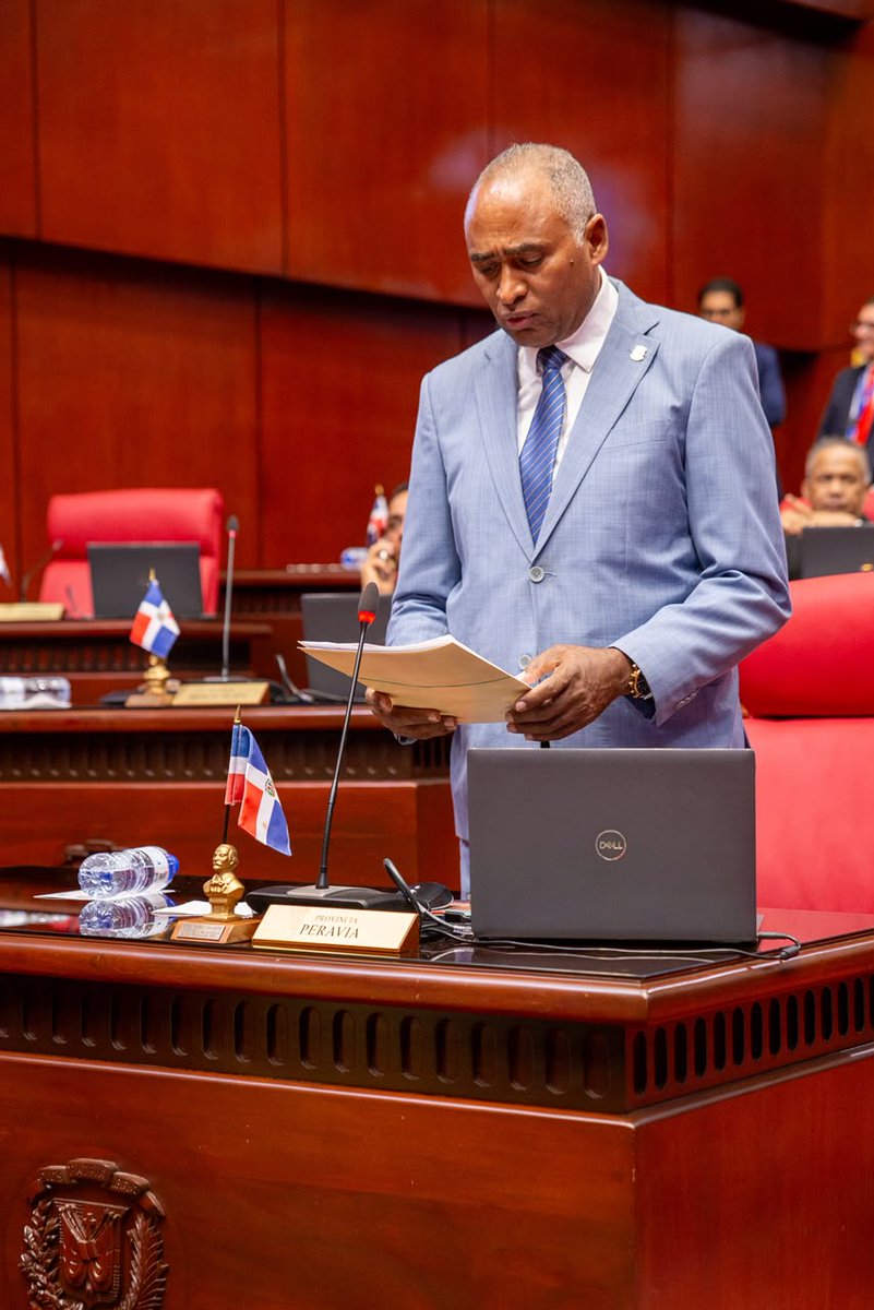 joeltorresDO's tweet photo. Nuestras felicitaciones al senador de Peravia, @JulitoFulcar, por apoyar el informe favorable que reconoce a la Sra. Aura Migdalia Moscoso Pérez (Milagros) 👏🇩🇴. 

Una merecida distinción a su invaluable trayectoria y aportes a la educación, la cultura y el desarrollo social de Bahoruco y Neyba. ¡Excelente labor legislativa! ✨📚