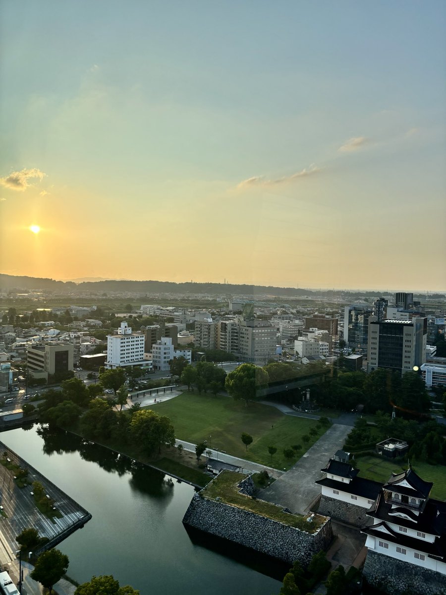 ANACPTOYAMA's tweet photo. 今日の一句

綺麗だな
夕日が見える
アストラル

宿泊部　R

#ANAクラウンプラザホテル富山
#富山　#夕日　#富山城 https://t.co/bPUFQV4Mt6