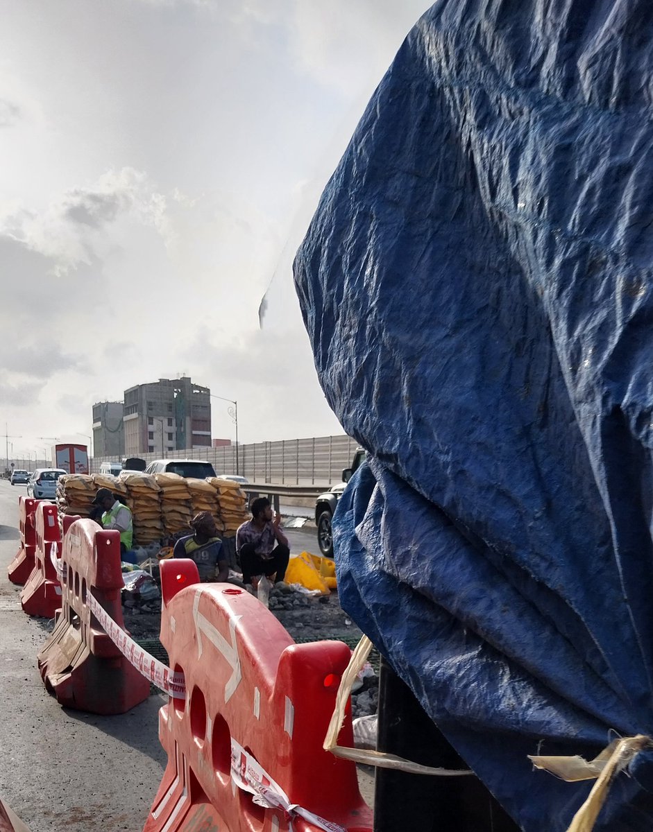 zoru75's tweet photo. 5 year old Mankhurd Flyover

Dug up

In the centre of the flyover

For major repairs https://t.co/o18ZvYfcuU