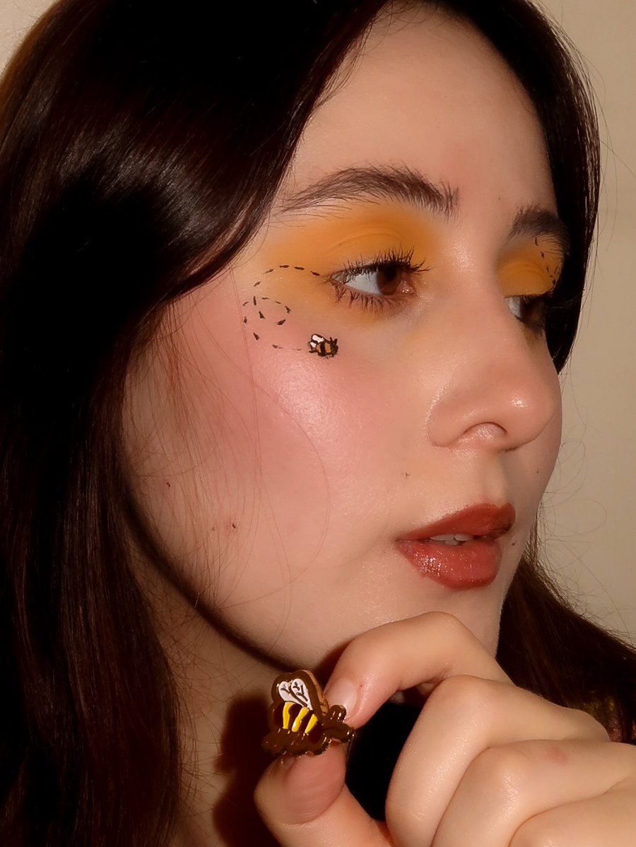 livmilas's tweet photo. “honeybee” makeup, inspired by olivia’s physical album 🐝

you seem pretty sad for a girl so in love ; makeup series

@oliviarodrigo @LiviesHQ #youseemprettysadforagirlsoinlove https://t.co/aV9TJ58U7b