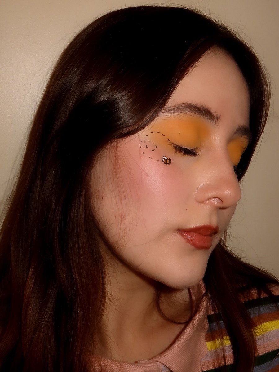 livmilas's tweet photo. “honeybee” makeup, inspired by olivia’s physical album 🐝

you seem pretty sad for a girl so in love ; makeup series

@oliviarodrigo @LiviesHQ #youseemprettysadforagirlsoinlove https://t.co/aV9TJ58U7b