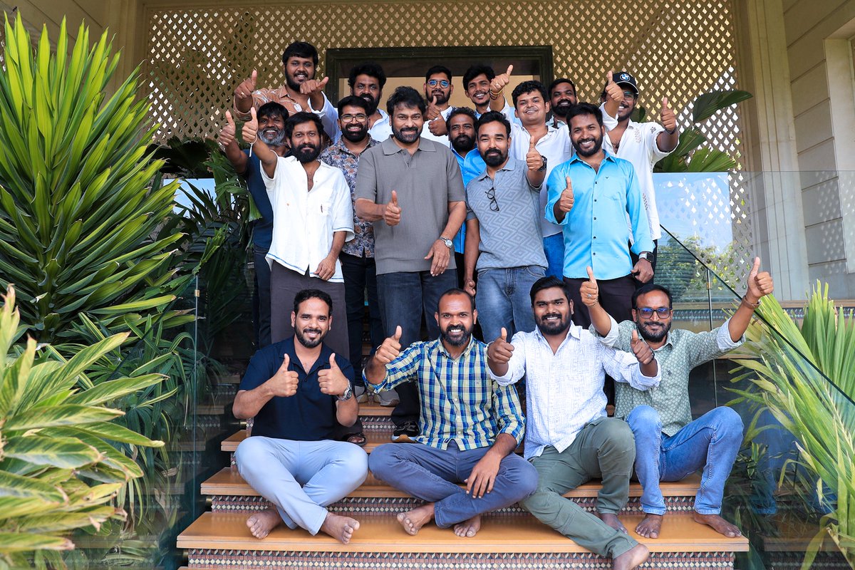 PeddiMovieOffl's tweet photo. A MEGA APPRECIATION 💥

Megastar @KChiruTweets Garu congratulated and appreciated team #Peddi on the blockbuster success of the film ❤️

#PEDDI Now In Cinemas 💥
https://t.co/EMhY3eMGKq https://t.co/0aN2EgDNtD
