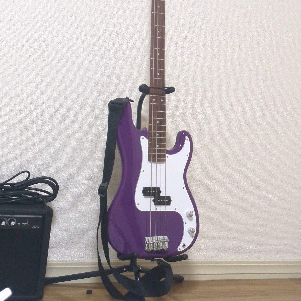 Chee_mina2fkbl's tweet photo. ベースやっと届いた！💜
Vaundyの踊り子弾いてた
 #ベース  #音楽大好き https://t.co/yxhVAYC5PY