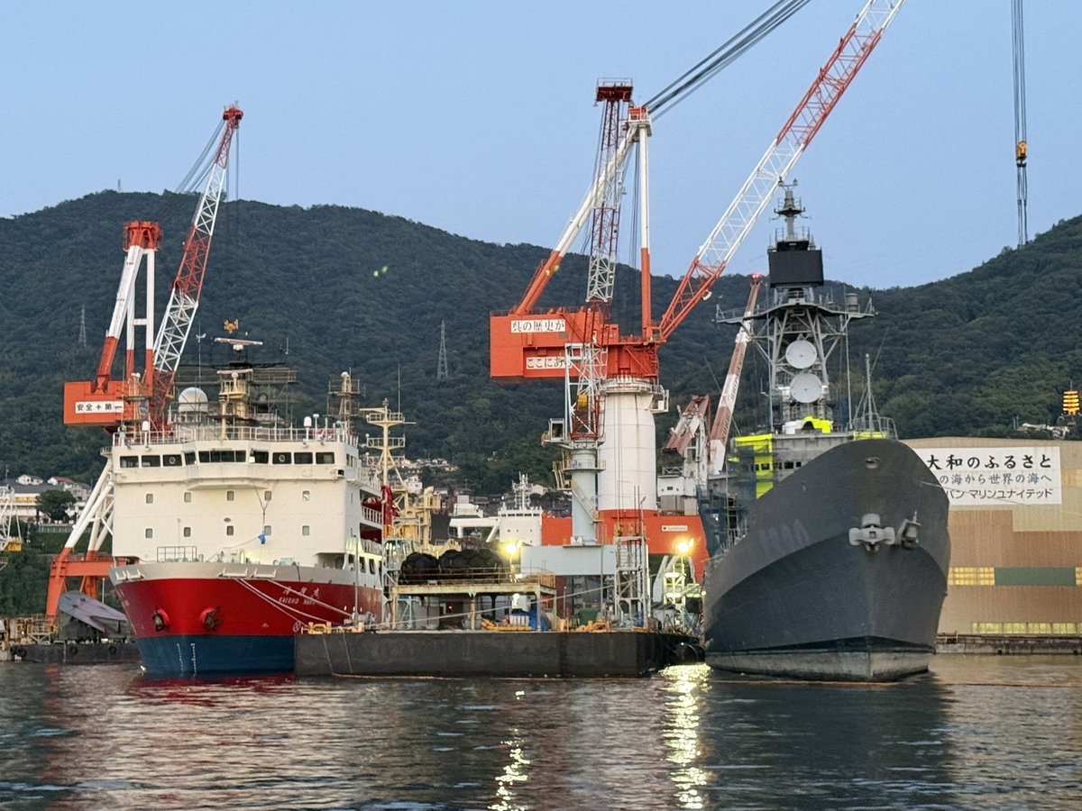 mkiipen's tweet photo. 本日の艦船めぐり「夕呉クルーズ」より JMU呉の艤装桟橋に並ぶ２隻の艦船。
関門の浚渫船「海翔丸」は毎年この時期にドックにやって来る呉のお馴染みさん。
そして除籍された元練習艦「はたかぜ」は標的艦としての最後の役割を果たすための塗装が進んでいます。
私にはとても胸熱な並びです🥹 https://t.co/nAOekliTGf