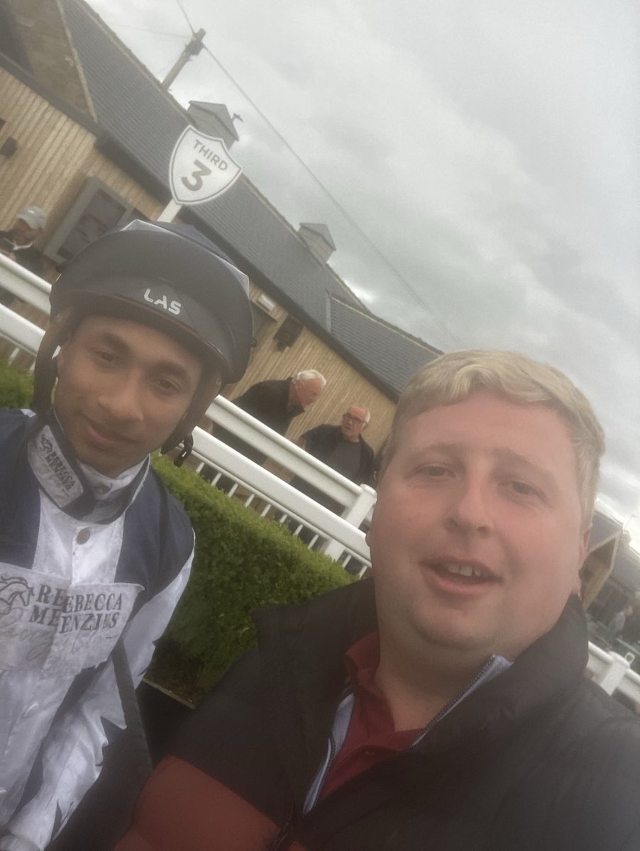Sam_Martin96's tweet photo. Cracking night last night at @CatterickRaces watching Havin a Flyer . She ran really well finishing 3rd a win is definitely on the horizon #owner #yorkshireracing @kaiyafraser @RebeccaMenziesRacing @goracinginyorkshire https://t.co/PbEtooYGPJ