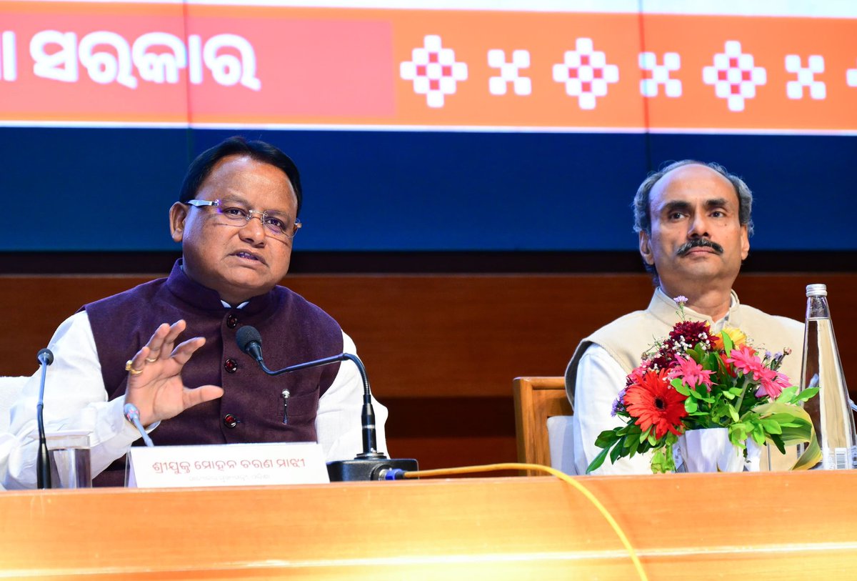 CMO_Odisha's tweet photo. Hon’ble Chief Minister Shri @MohanMOdisha held an interactive session with eminent personalities, intellectuals and social media influencers of Odisha at the Lok Seva Bhawan Convention Centre, exchanging ideas and perspectives on the State’s development, governance and aspirations for a #ViksitOdisha.

#2YearsofLokankaSarakar #BikasharaDharaOdishaSara