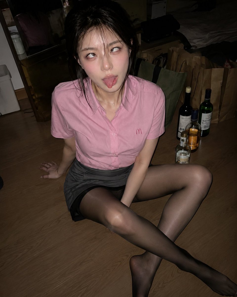make56149007's tweet photo. #GPT  #image2  #AI美女 36 - 麦当劳女孩2 https://t.co/luq21R9Hhl