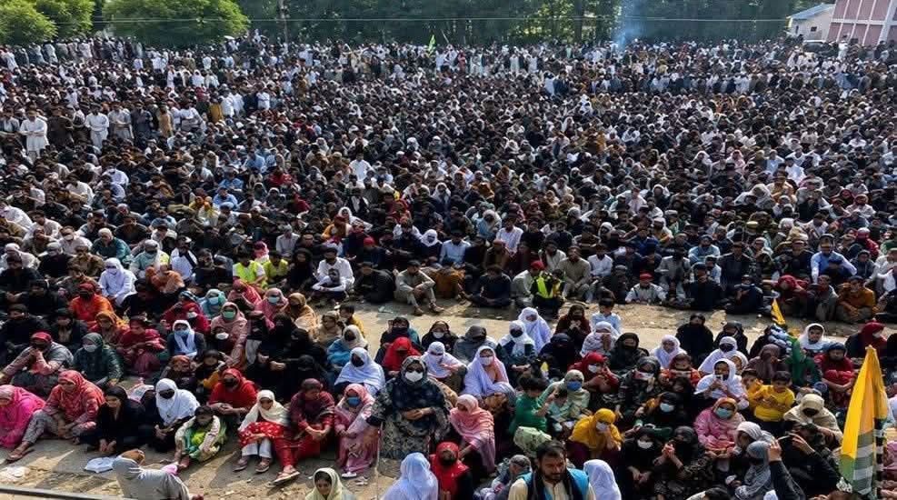 AzazSyed's tweet photo. آزاد کشمیر کے علاقے راولا کوٹ میں ہونے والے احتجاج میں صرف مرد ہی نہیں، عورتیں اور بچے بھی شریک ہیں۔ اتنی بڑی تعداد میں جمع ہونے والے لوگ نہ دہشت گرد ہیں، نہ کسی کے ایجنٹ۔ یہ اپنے سیاسی اور آئینی حقوق کا مطالبہ کرنے والے پرامن، محب وطن شہری ہیں۔
ان کی آواز سنیں، ان کے مطالبات پر توجہ دیں۔ ان پر لاٹھیاں اور گولیاں برسانے کے بجائے ان سے بات کریں۔ اختلاف رائے کو بغاوت اور احتجاج کو دشمنی نہ سمجھیں۔
انہیں دہشت گرد اور ایجنٹ قرار دینے کے بجائے یاد رکھیں، یہ بھی اسی وطن کے بیٹے، بیٹیاں اور آپ کے اپنے بھائی بہن ہیں۔۔۔۔