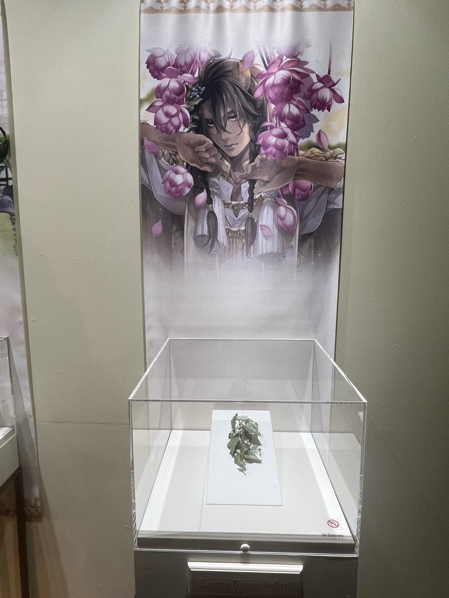 uminotsuki03's tweet photo. だいぶ日が経ちましたがツイステ展へ行った時に、フェアリーガラコーナーでお友達が放った

「レオナともなると草一つで事足りるんだね」

のコメントに笑ってしまいました。
確かにぃ。さすがレオナさん👑 https://t.co/5Eb41xar4d