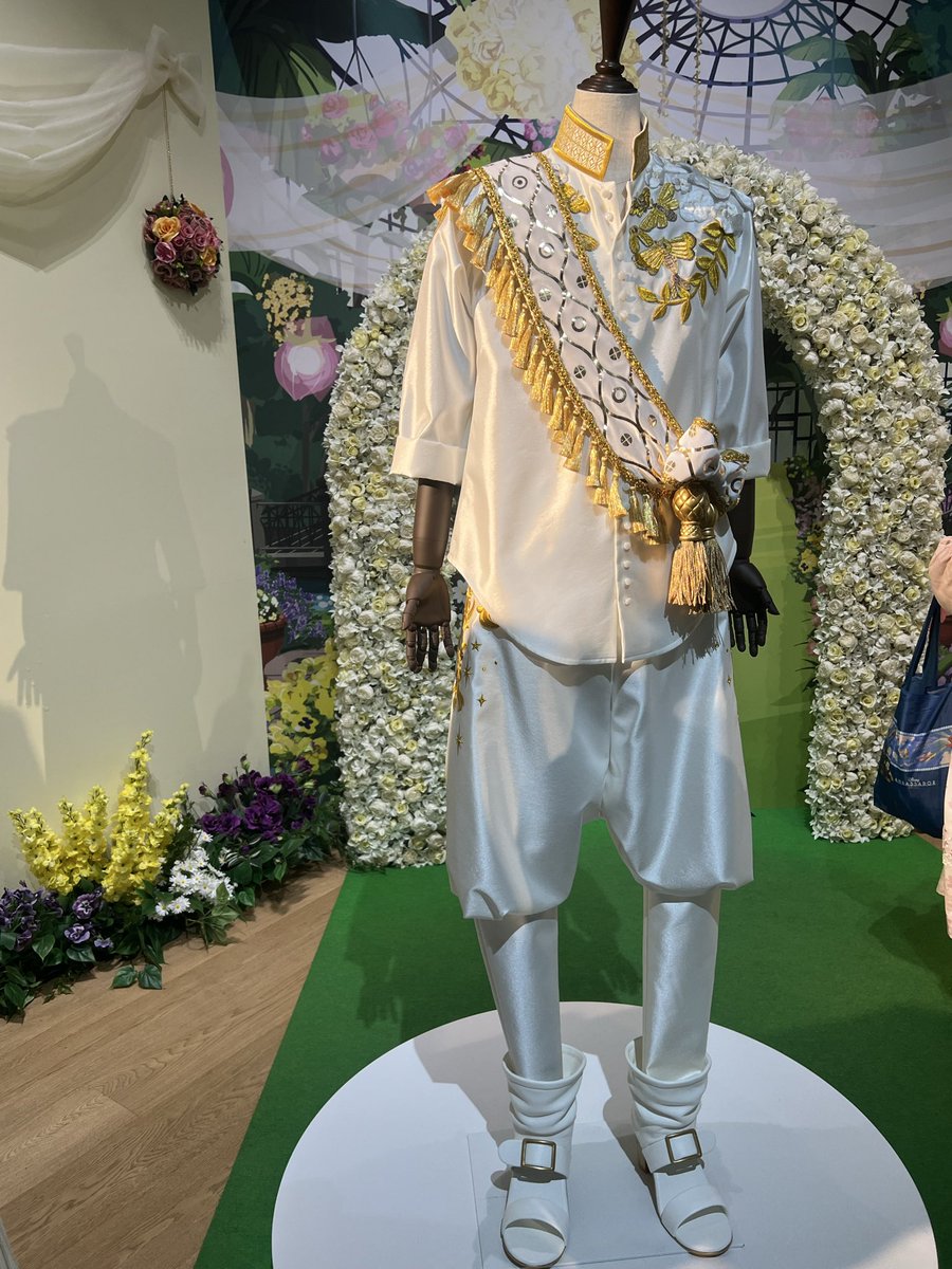 uminotsuki03's tweet photo. だいぶ日が経ちましたがツイステ展へ行った時に、フェアリーガラコーナーでお友達が放った

「レオナともなると草一つで事足りるんだね」

のコメントに笑ってしまいました。
確かにぃ。さすがレオナさん👑 https://t.co/5Eb41xar4d