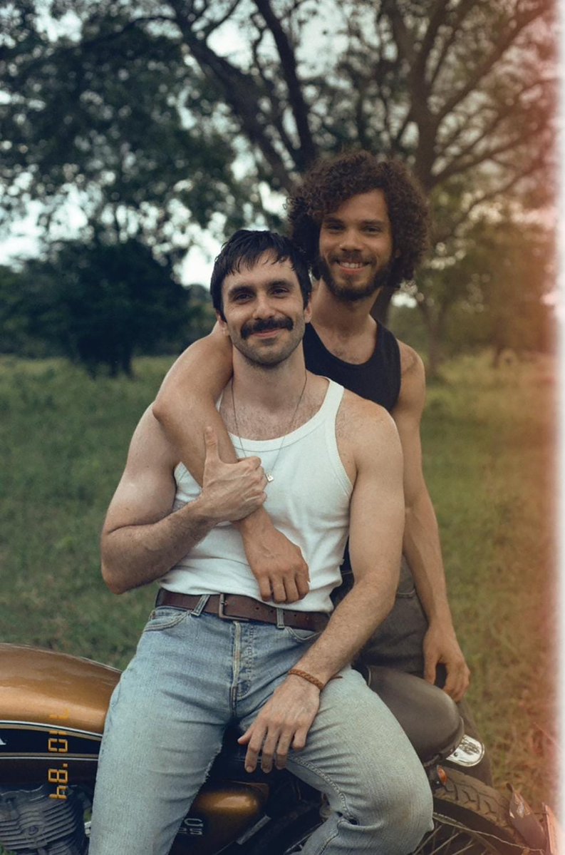 telenewstn's tweet photo. 🚨 Visto na minissérie “Máscaras de oxigênio não cairão automaticamente” (HBO Max), Lucas Drummond é o protagonista do filme “Apenas coisas boas”, que estreia no dia 25 de junho. Dirigido por Daniel Nolasco, o longa é ambientado no interior de Goiás e acompanha a história de amor entre dois homens no universo rural.

ℹ️ Zean Bravo