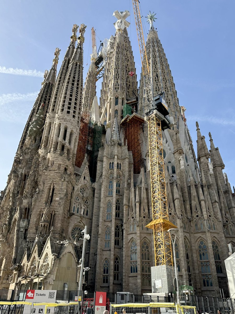 sky321go's tweet photo. 6/10はガウディの没後100年の日で、それに合わせ急ピッチでサグラダファミリアの中で一番高いイエスの塔の完成を進めていたそうです。ほぼ完成した状態で見られたのは良かったです。

10年後には栄光のファサードも完成するようですので、その時に訪れたいものです。 https://t.co/zOcqMjgnyv