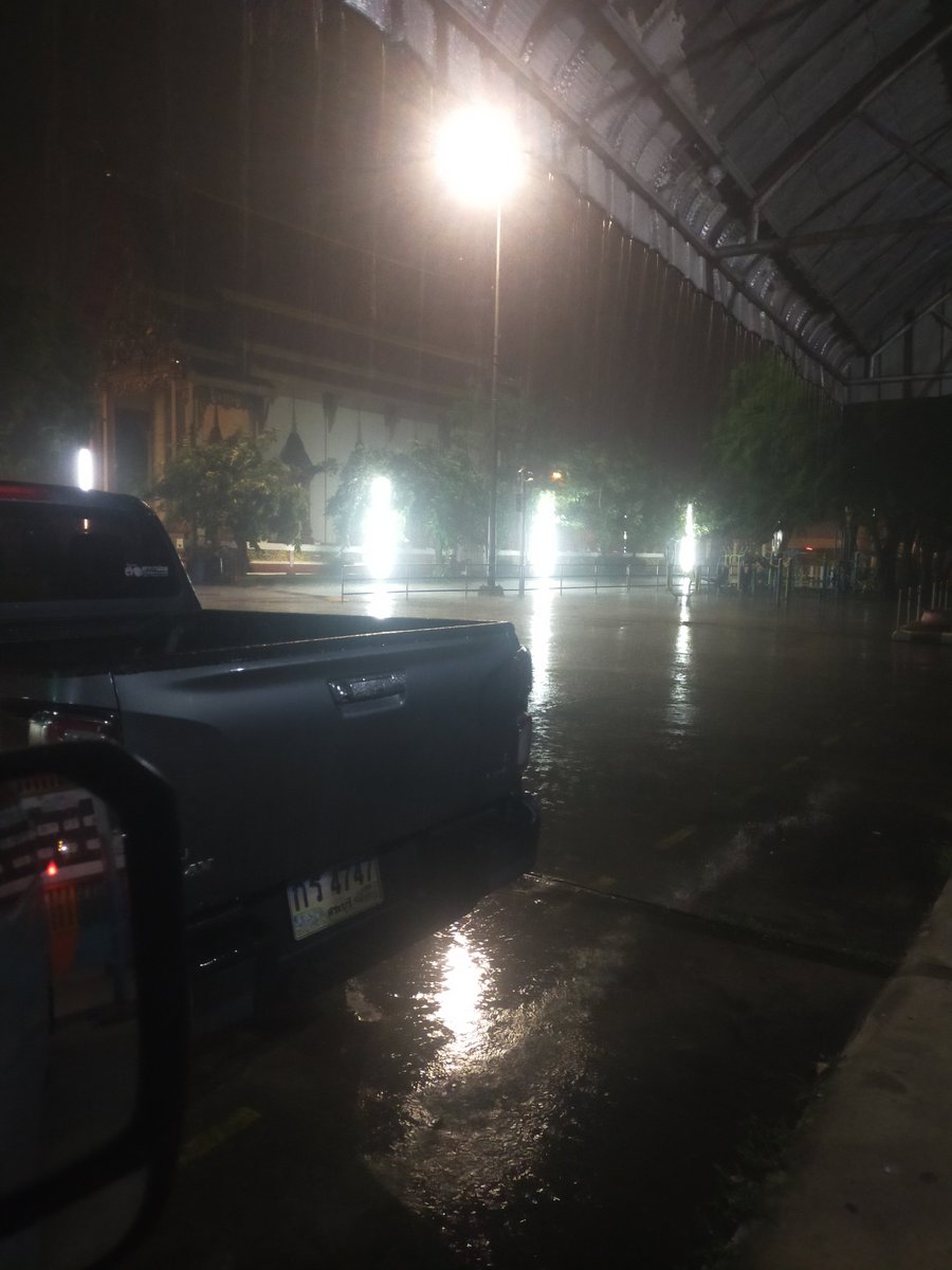 TTk2352736's tweet photo. ฝนตกแบบนี้ไปไหนดีประเทศบ้านหมอเหงาจัง https://t.co/7TsgGDVMER