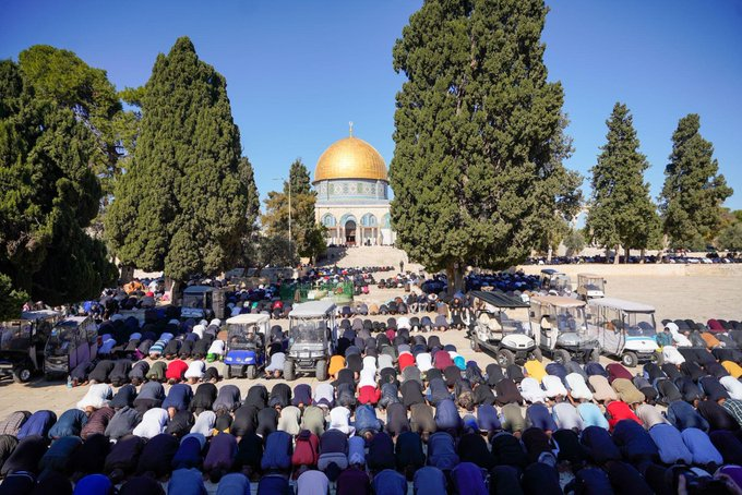 TheArabHash's tweet photo. أكثر من 65 ألف فلسطيني يؤدون صلاة الجمعة في المسجد الأقصى المبارك رغم إجراءات الاحتلال الإسرائيلي https://t.co/LMNmQBAegV