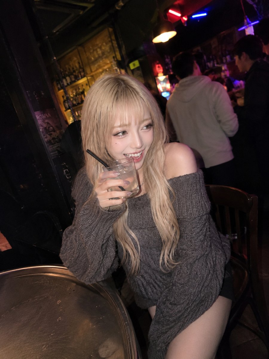 PrinceSwagg96's tweet photo. イケおじ見つけてちん媚びスイッチ入った時のギャルがこちらです👇 https://t.co/sCy5OH3bDR