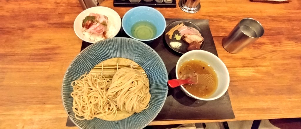 nishimaru_JC's tweet photo. 埼玉県寄居町
限定 
濃密貝出汁昆布水つけめん
ローストポーク丼

麺が昆布水に浸かってない
麺だけ、昆布水だけ、つけ汁だけ
それぞれのパターンで楽しめて良い
スープは貝の出汁が強く、昆布水も味がしっかりしているので
両者の旨みがかなりの相乗効果を生み出してた https://t.co/OXkgye655h