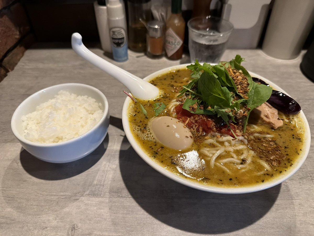 tanacchi_almost's tweet photo. 不定期ラーメンリポ448(補足)
NOFUJIさん
MISOカレーらーめん+白めし

カレー屋やっても繁盛するレベルの旨さ
密かに感じるNOFUJIさん特製の焦がし玉ねぎペーストと焦がしバジルが劇的に旨みを引き上げてる

あと2日、未食の方は是非食して震えてください
久々の夜営業お疲れ様でした

#ラーメン
#札幌 https://t.co/xzSy3RGccZ
