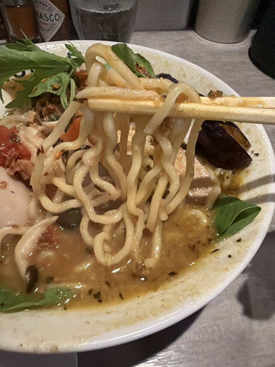 tanacchi_almost's tweet photo. 不定期ラーメンリポ448(補足)
NOFUJIさん
MISOカレーらーめん+白めし

カレー屋やっても繁盛するレベルの旨さ
密かに感じるNOFUJIさん特製の焦がし玉ねぎペーストと焦がしバジルが劇的に旨みを引き上げてる

あと2日、未食の方は是非食して震えてください
久々の夜営業お疲れ様でした

#ラーメン
#札幌 https://t.co/xzSy3RGccZ