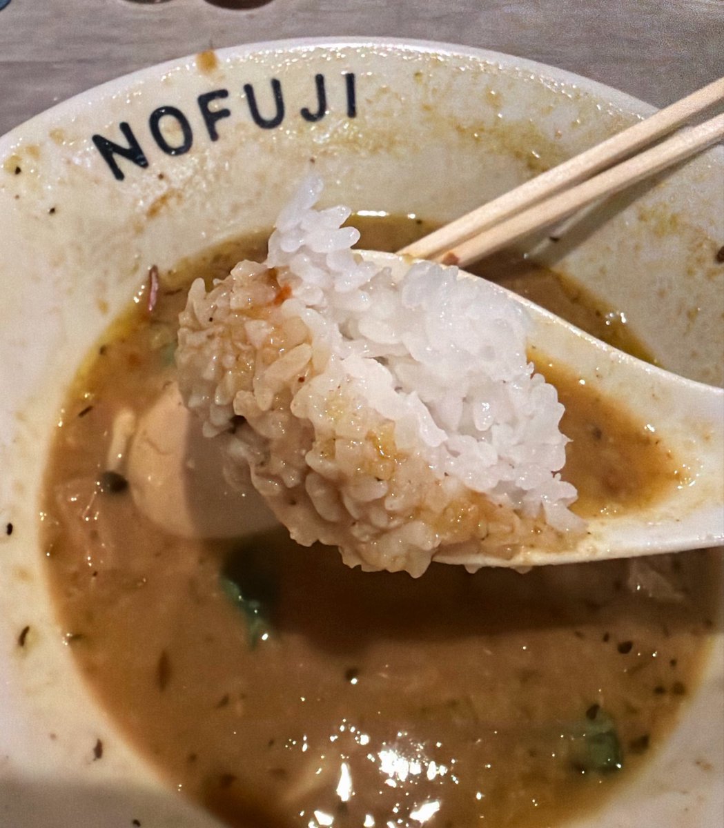 tanacchi_almost's tweet photo. 不定期ラーメンリポ448(補足)
NOFUJIさん
MISOカレーらーめん+白めし

カレー屋やっても繁盛するレベルの旨さ
密かに感じるNOFUJIさん特製の焦がし玉ねぎペーストと焦がしバジルが劇的に旨みを引き上げてる

あと2日、未食の方は是非食して震えてください
久々の夜営業お疲れ様でした

#ラーメン
#札幌 https://t.co/xzSy3RGccZ