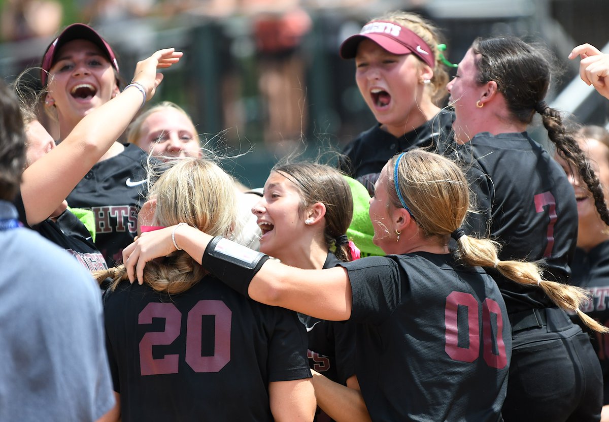 MIPrepZone's tweet photo. SOFTBALL: Walled Lake Northern (@WLNsoftball) moves on to first-ever title game with win over Northville; ‘I can’t stop smiling’ >> https://t.co/wgp0KOEQ53

@WalledLkSchools https://t.co/D2hkl6XrzT