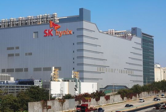 StockMKTNewz's tweet photo. South Korean 🇰🇷 memory chipmaker ​SK Hynix is reportedly looking to choose the Nasdaq for its planned 🇺🇸 listing

The planned listing could come as early as this August - Reuters https://t.co/IUghtqDm9h