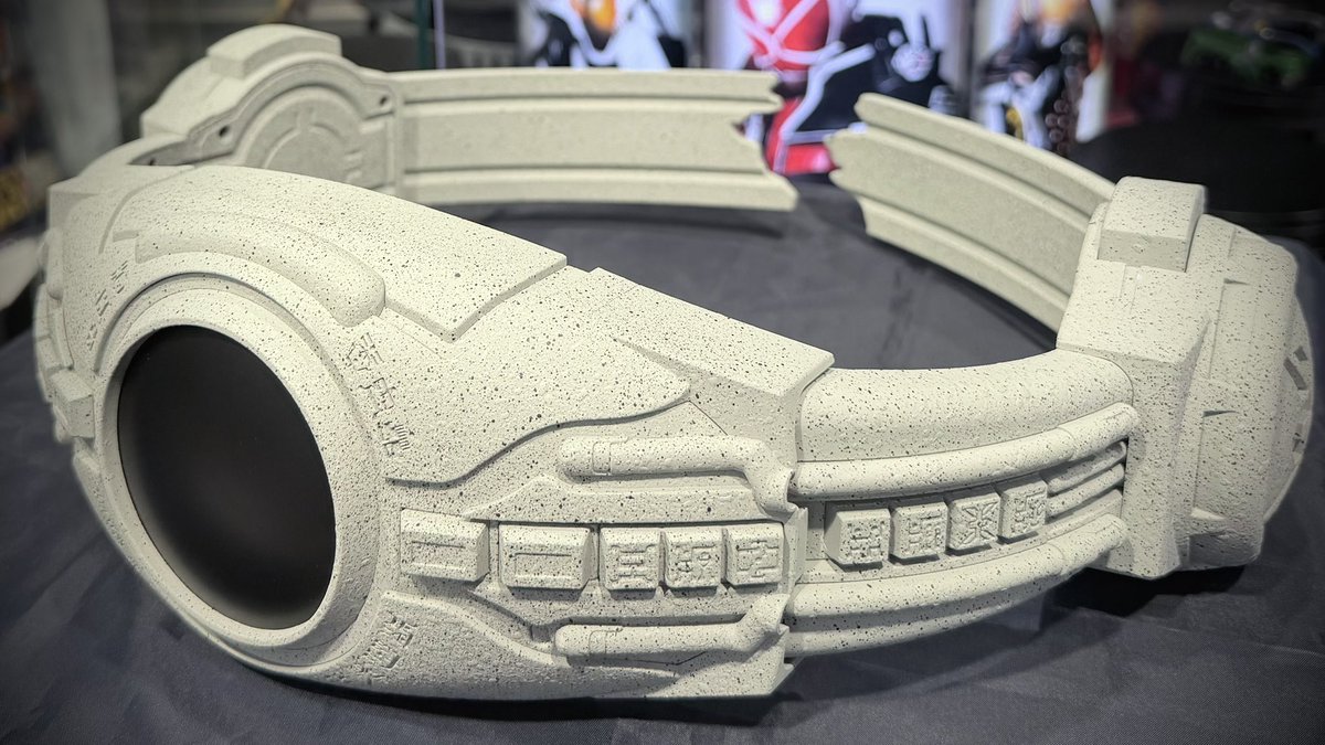 KamenRiderStore's tweet photo. 【#仮面ライダーストア東京店 情報】

東京店では明日6/13(土)オープン時から、プレミアムバンダイにて予約受付中の #仮面ライダークウガ 『アークル 超古代石化バージョン』のサンプルを展示します🪨✨
ご来店の際は是非チェックしてみてください❗️🙌
※こちらの展示は6/21(日)までとなっております、ご注意ください。

☁️商品の詳細、予約は以下のリンクからご確認ください。
https://t.co/dRv6bb3EPH