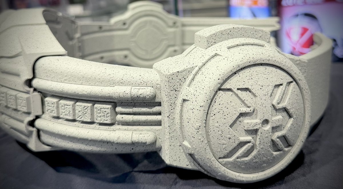 KamenRiderStore's tweet photo. 【#仮面ライダーストア東京店 情報】

東京店では明日6/13(土)オープン時から、プレミアムバンダイにて予約受付中の #仮面ライダークウガ 『アークル 超古代石化バージョン』のサンプルを展示します🪨✨
ご来店の際は是非チェックしてみてください❗️🙌
※こちらの展示は6/21(日)までとなっております、ご注意ください。

☁️商品の詳細、予約は以下のリンクからご確認ください。
https://t.co/dRv6bb3EPH