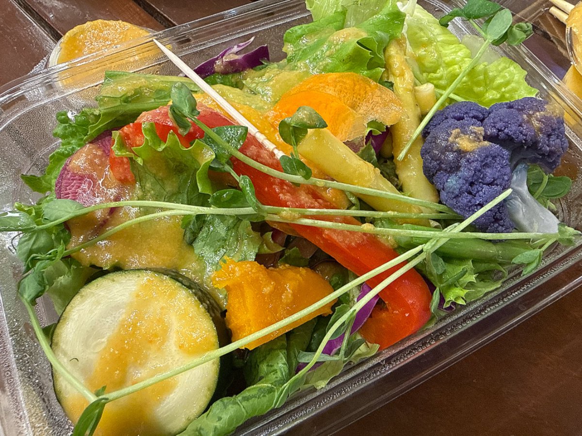 chill_tama's tweet photo. 私にとって、府中でダントツくるるが使いやすい。椅子とテーブル！ベンチ！フリーピアノ！クレープ！バーガー！そしてバナナジュースでよくお世話になってる結びや☺️@EKITCHEN1209 
営業時間が20時までになって嬉しい☺️
オレンジブーツの野菜サラダ、紫のブロッコリーはおったまげた🥦💥 https://t.co/0x3X127zT7