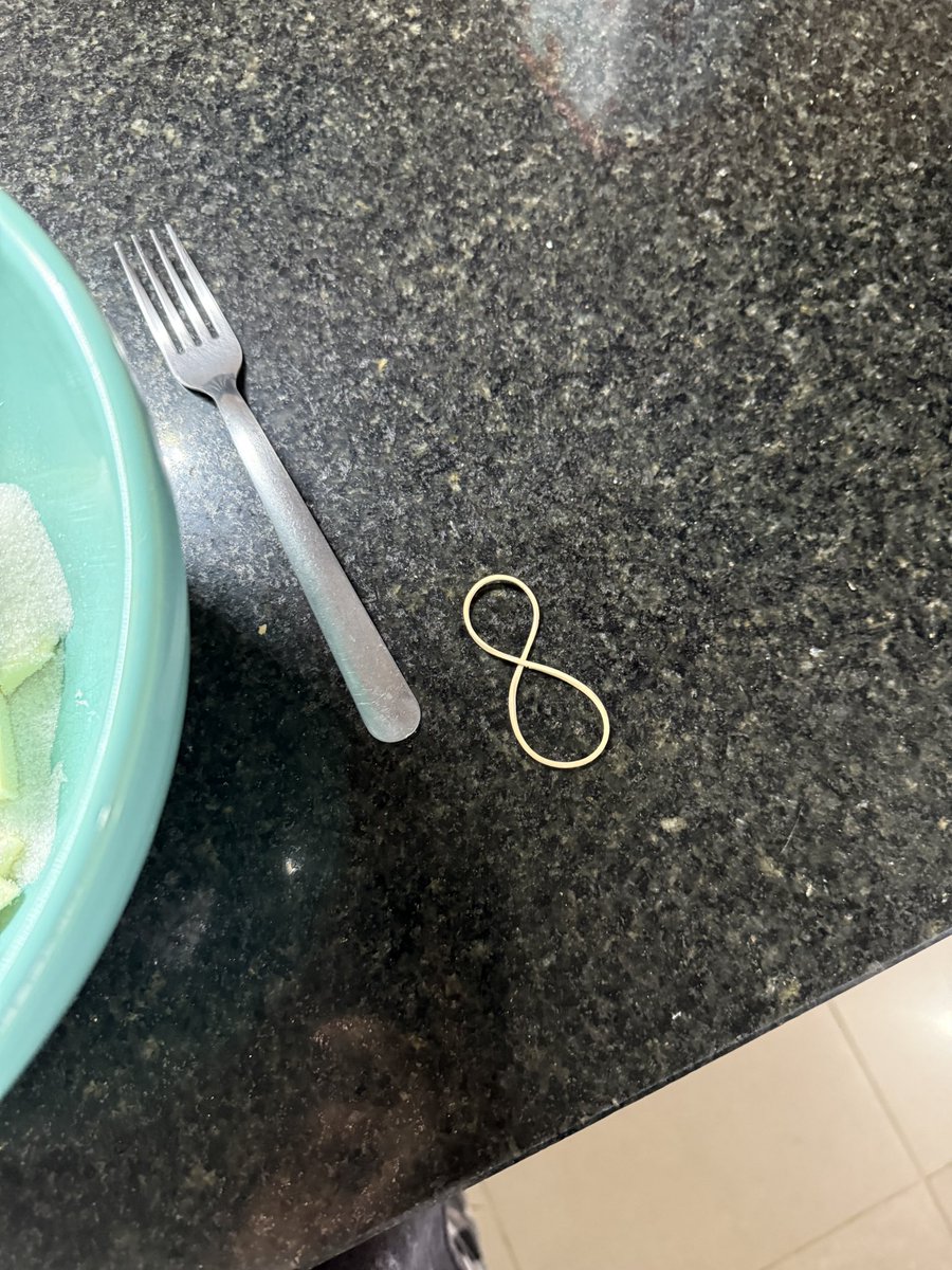 melinaconese's tweet photo. Hoy a la mañana estaba cocinando algo y pasó mi papá y me dijo mirá, indio eterno 😭😭😭😭😭😭 https://t.co/dfQSnmsP9X