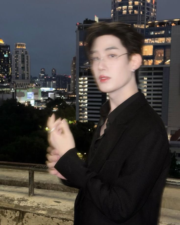 13sep_oo's tweet photo. ถึงรูปจะเบลอ แต่ความหล่อฮีระดับ4K นะคับ https://t.co/73nuUK1wAy