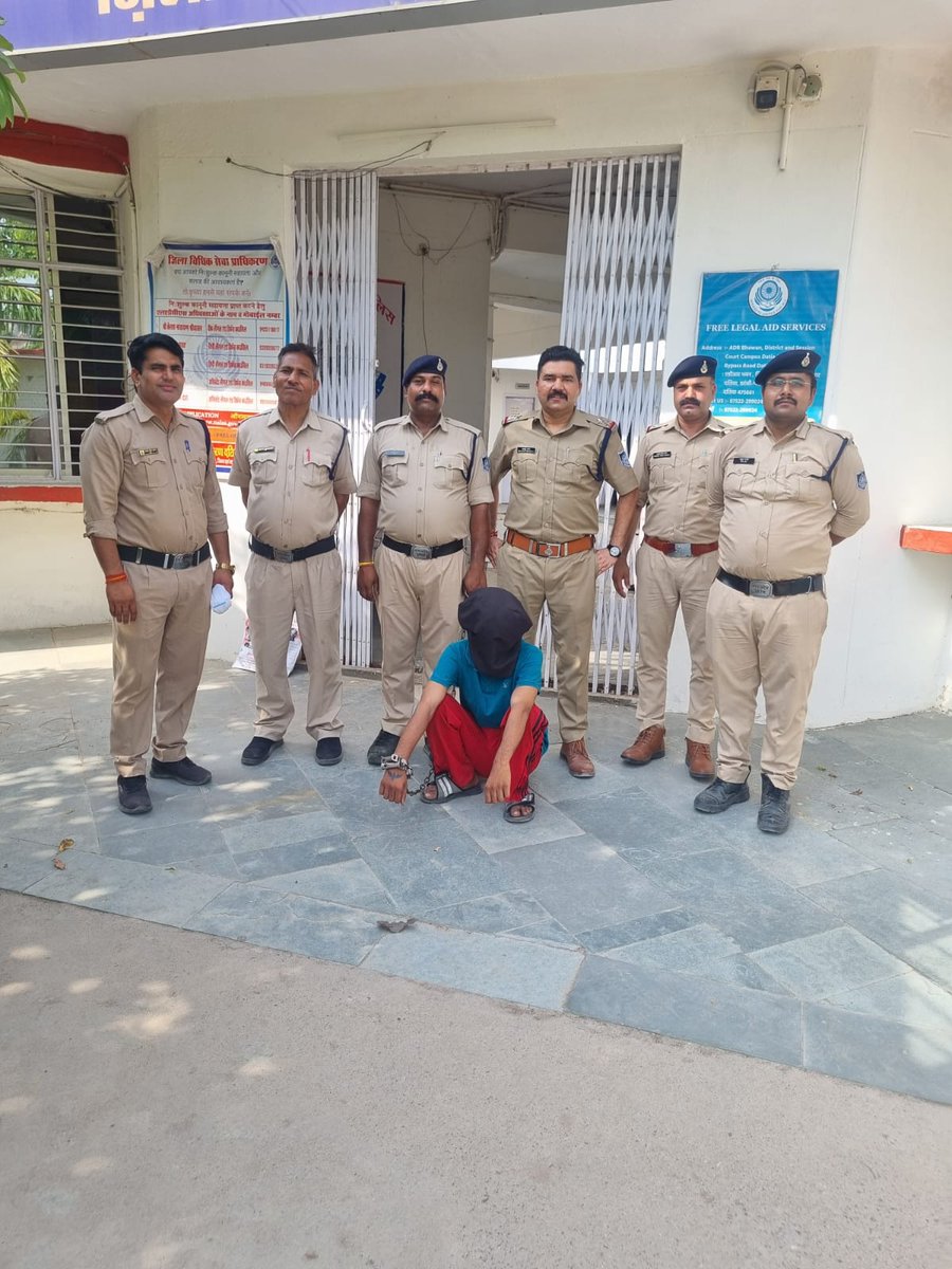 DatiaPolice's tweet photo. थाना बड़ौनी पुलिस ने कमथरा तिराहा लूटकांड के फरार आरोपी आशीष रावत को गिरफ्तार कर उसके कब्जे से लूट की नगदी 5,700 रुपये एवं एक मोटोरोला मोबाइल फोन बरामद किया।
#MPPolice #spdatia #DatiaPolice #दतिया https://t.co/rrirsBmfnl
