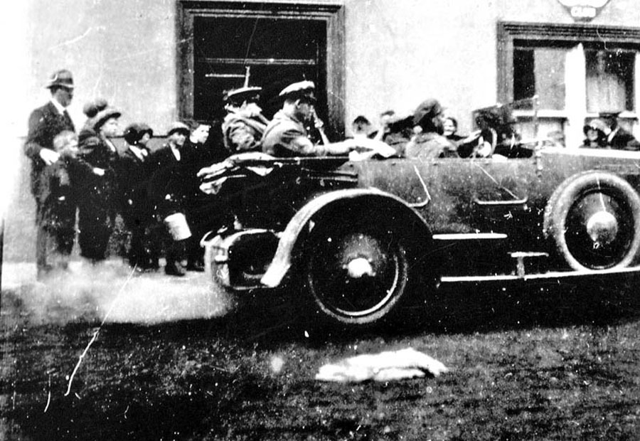 AnClaiomhSolais's tweet photo. Last known photo of Michael Collins alive, Collins in the back of his touring car leaving Lee's Hotel, Bandon, on the evening of 22 Aug 1922, about 30 mins before the ambush at Béal na Blath. https://t.co/Qo9wvTtvzi